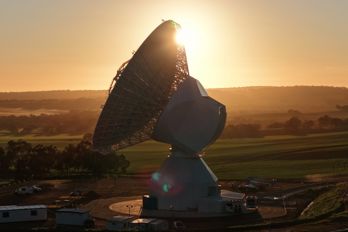 ESA_s_fourth_deep_space_antenna_in_New_Norcia_Australia_pillars.jpg En stor antenn i motljus