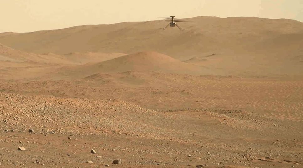 Ingenuity flyger på Mars. Helikoptern har fångats på bild av rovern Perceverance.