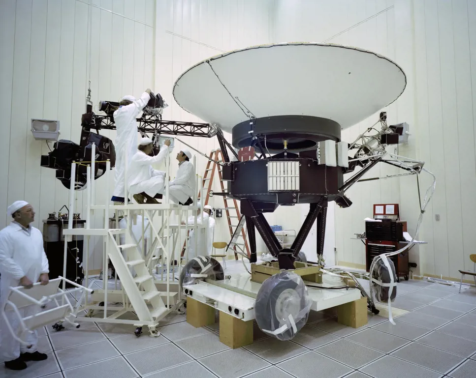 Voyager i labbet mars 1977.