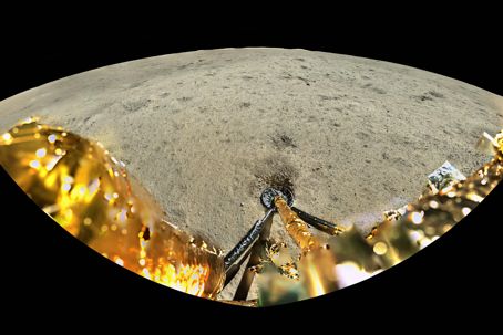 Panoramakameran ombord på månlandaren Chang'e-6 tog denna bild av landningsplatsen på månens baksida.