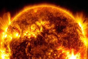 Solar Dynamics Observatory tog denna bild av en soleruption som kulminerade den 10 maj. Bilden visar en delmängd av extremt ultraviolett ljus som belyser det mycket heta materialet.