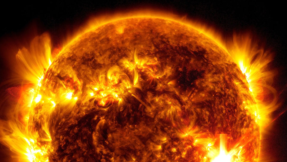 Solar Dynamics Observatory tog denna bild av en soleruption som kulminerade den 10 maj. Bilden visar en delmängd av extremt ultraviolett ljus som belyser det mycket heta materialet.
