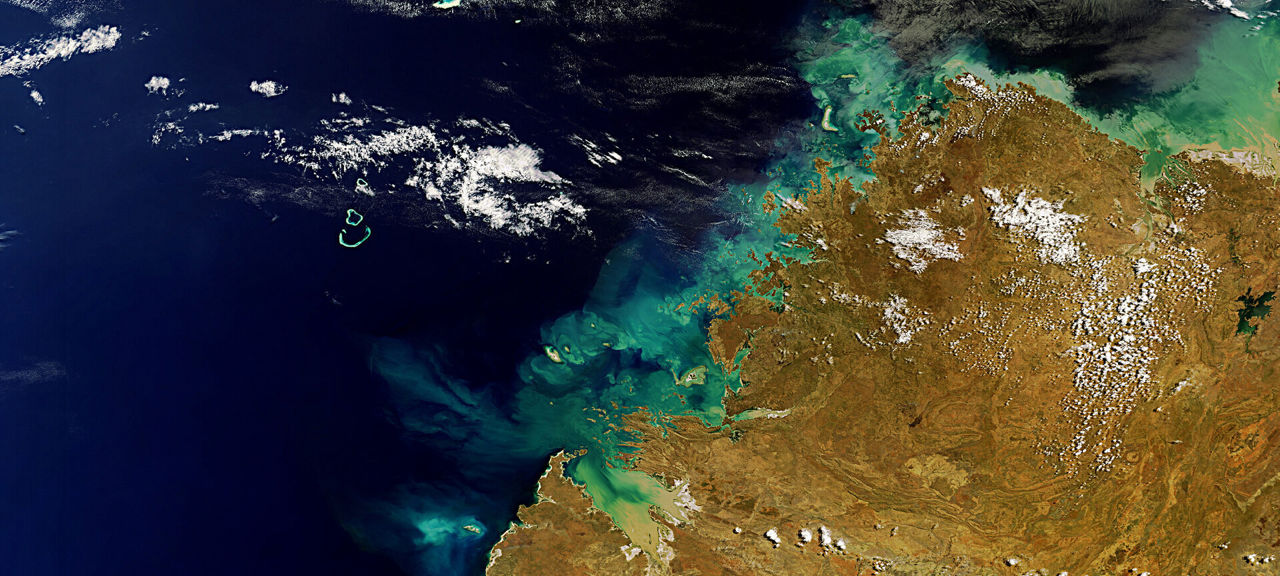 En satellitbild över Kimberley-regionen i Australien. Bilden visar kustlinjen kontrasterat mot ett mörkt hav.