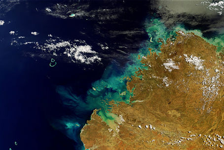 En satellitbild över Kimberley-regionen i Australien. Bilden visar kustlinjen kontrasterat mot ett mörkt hav.