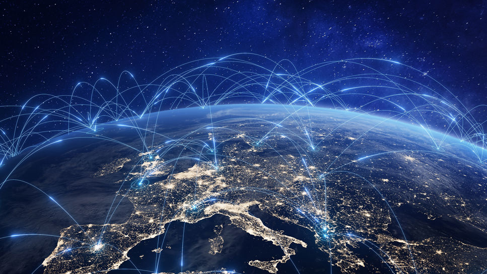 En illustration som visar jorden sett från låg omloppsbana. Vi ser halva planeten nattetid med Europa upplyst av gatulyktor. Ovanför ser vi ljusstrålar som illustrerar kommunikationen från satellitnätverk i rymden.